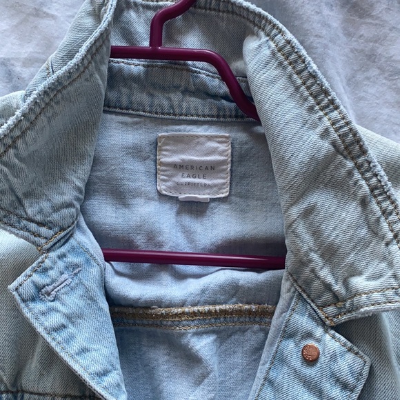 american eagle light washed jean jacket - Picture 2 of 3
